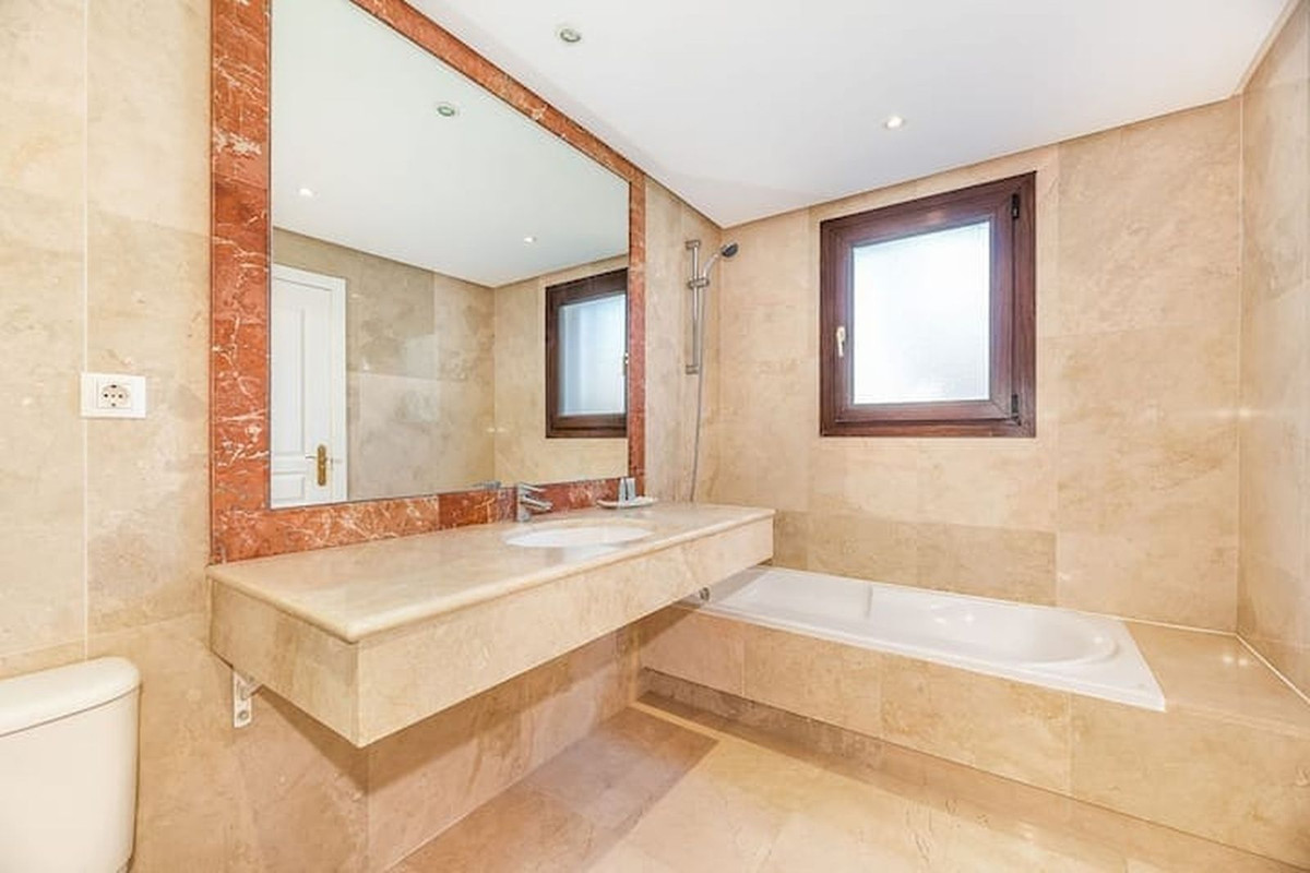 Se vende Apartamento Planta Media de 3 dormitorios en Costa Del Sol, Málaga, España