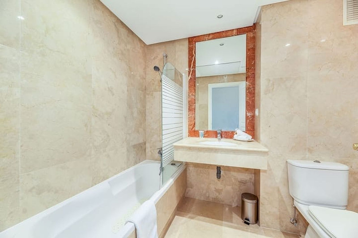 Se vende Apartamento Planta Media de 3 dormitorios en Costa Del Sol, Málaga, España