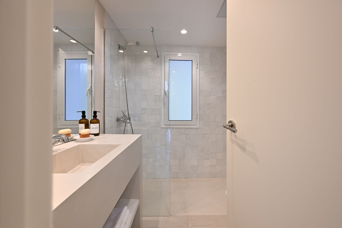 Se vende Apartamento Planta Baja de 4 dormitorios en Costa Del Sol, Málaga, España
