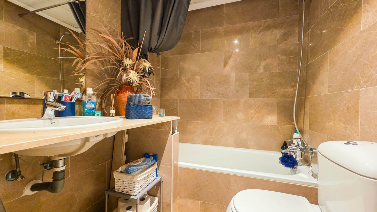 2 Bed Apartment for sale in La Duquesa Costa Del Sol, Málaga, Spain
