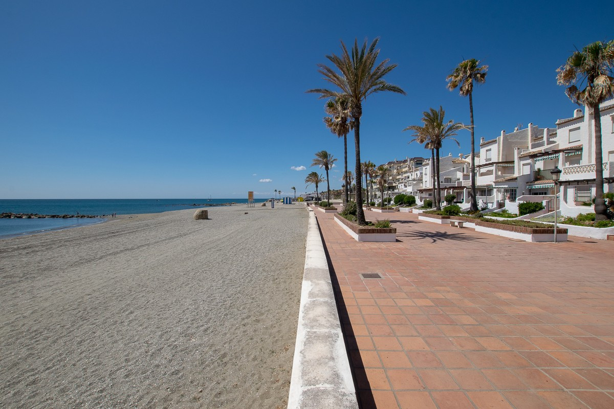 2 Bed Apartment for sale in La Duquesa Costa Del Sol, Málaga, Spain