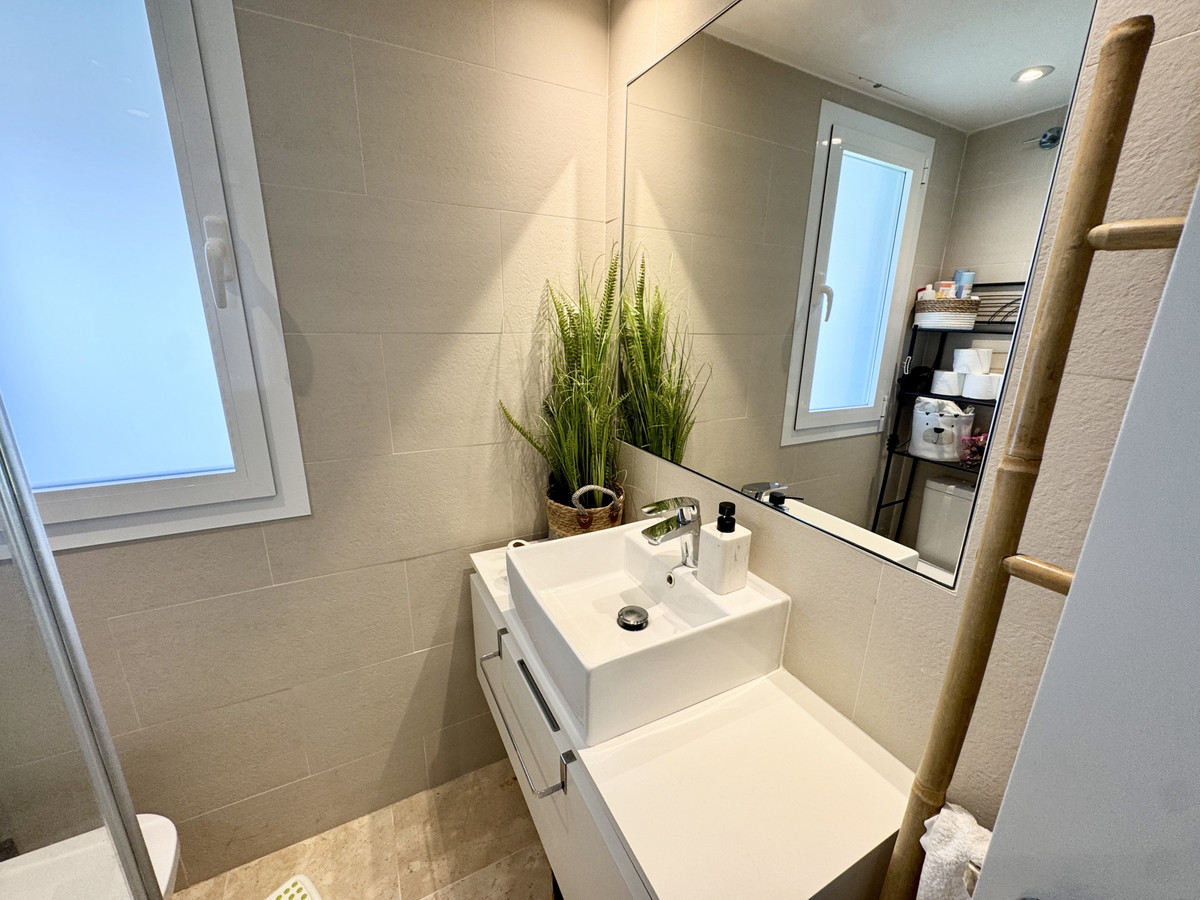 Se vende Apartamento Planta Media de 3 dormitorios en Costa Del Sol, Málaga, España