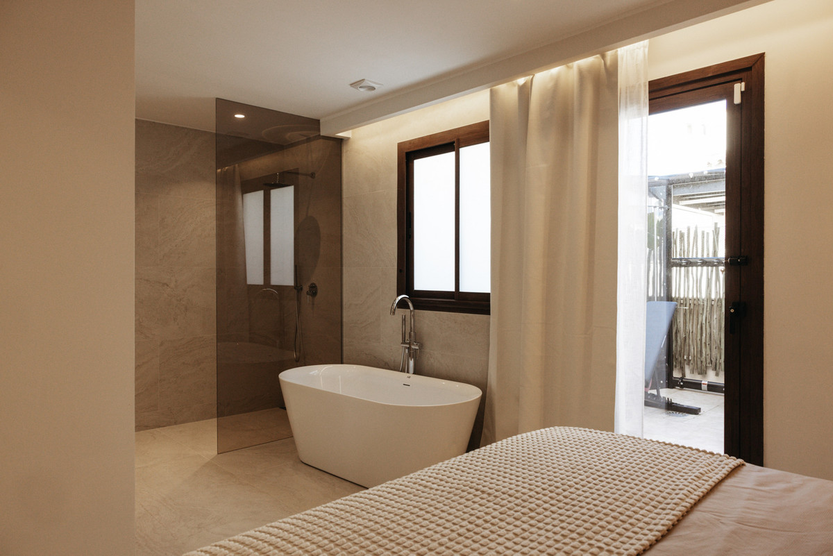 4 Bed Apartment for sale in Nueva Andalucía Costa Del Sol, Málaga, Spain