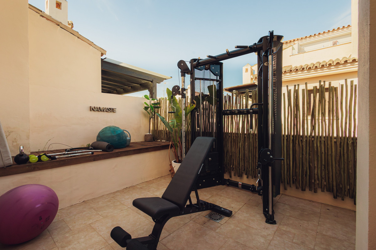 4 Bed Apartment for sale in Nueva Andalucía Costa Del Sol, Málaga, Spain
