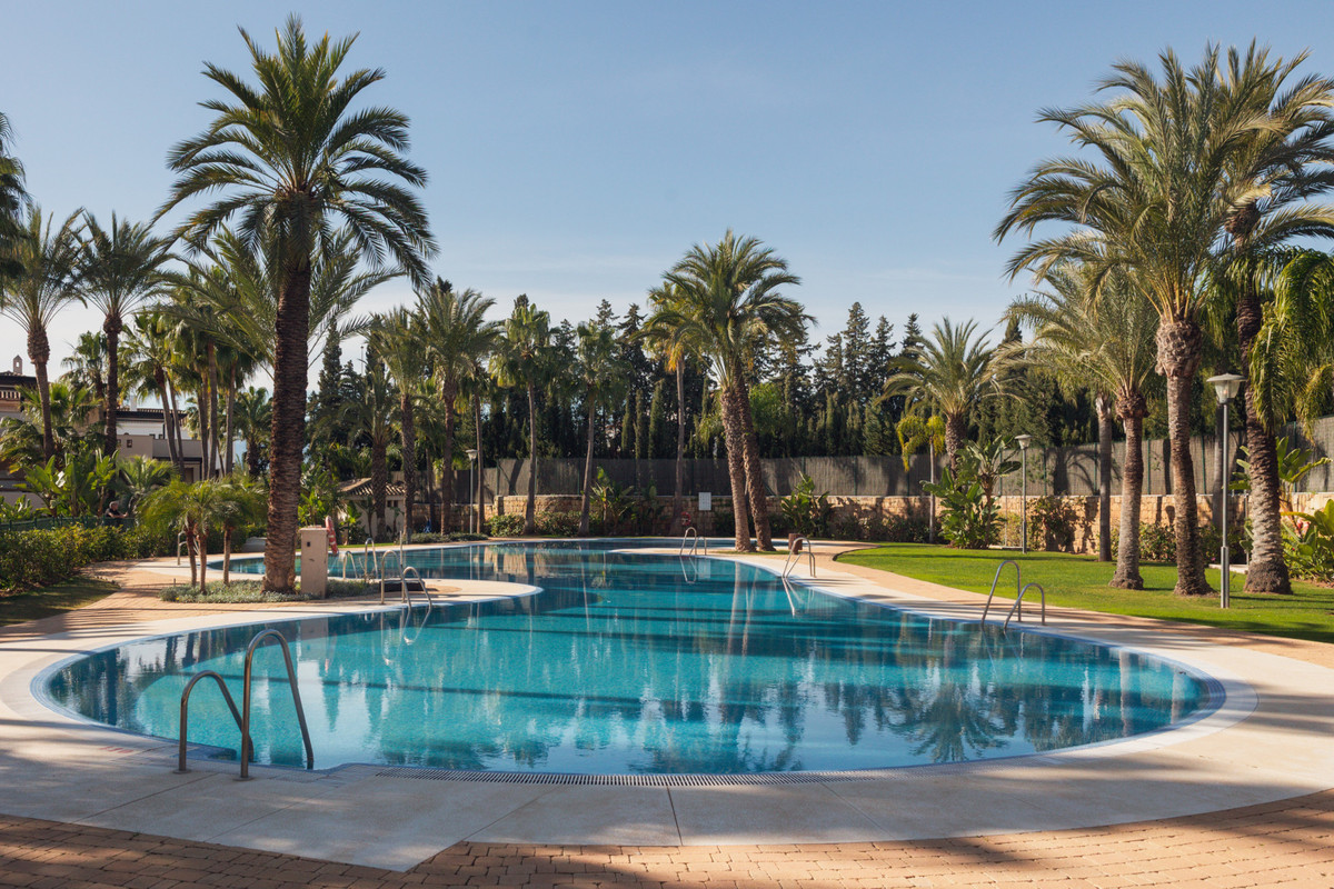4 Bed Apartment for sale in Nueva Andalucía Costa Del Sol, Málaga, Spain