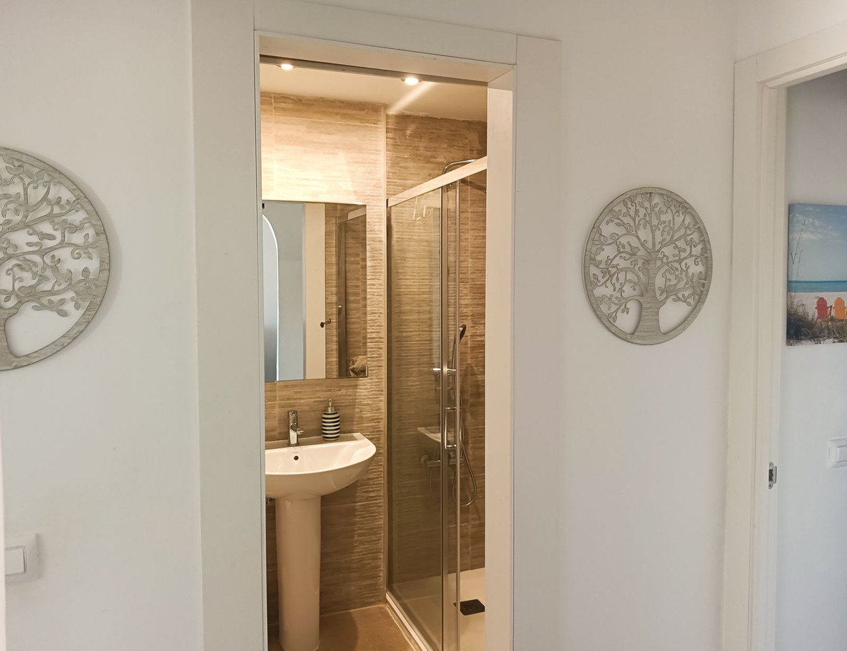 Se vende Apartamento Planta Media de 2 dormitorios en Costa Del Sol, Málaga, España