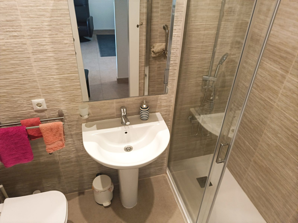 Se vende Apartamento Planta Media de 2 dormitorios en Costa Del Sol, Málaga, España