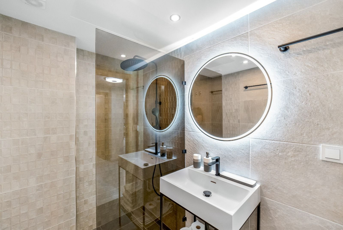 Se vende Apartamento Planta Media de 2 dormitorios en Costa Del Sol, Málaga, España