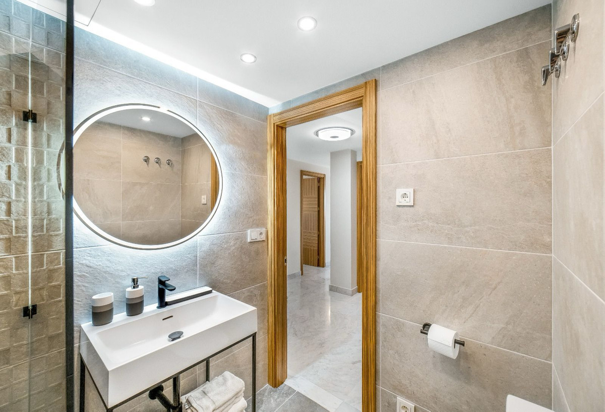Se vende Apartamento Planta Media de 2 dormitorios en Costa Del Sol, Málaga, España