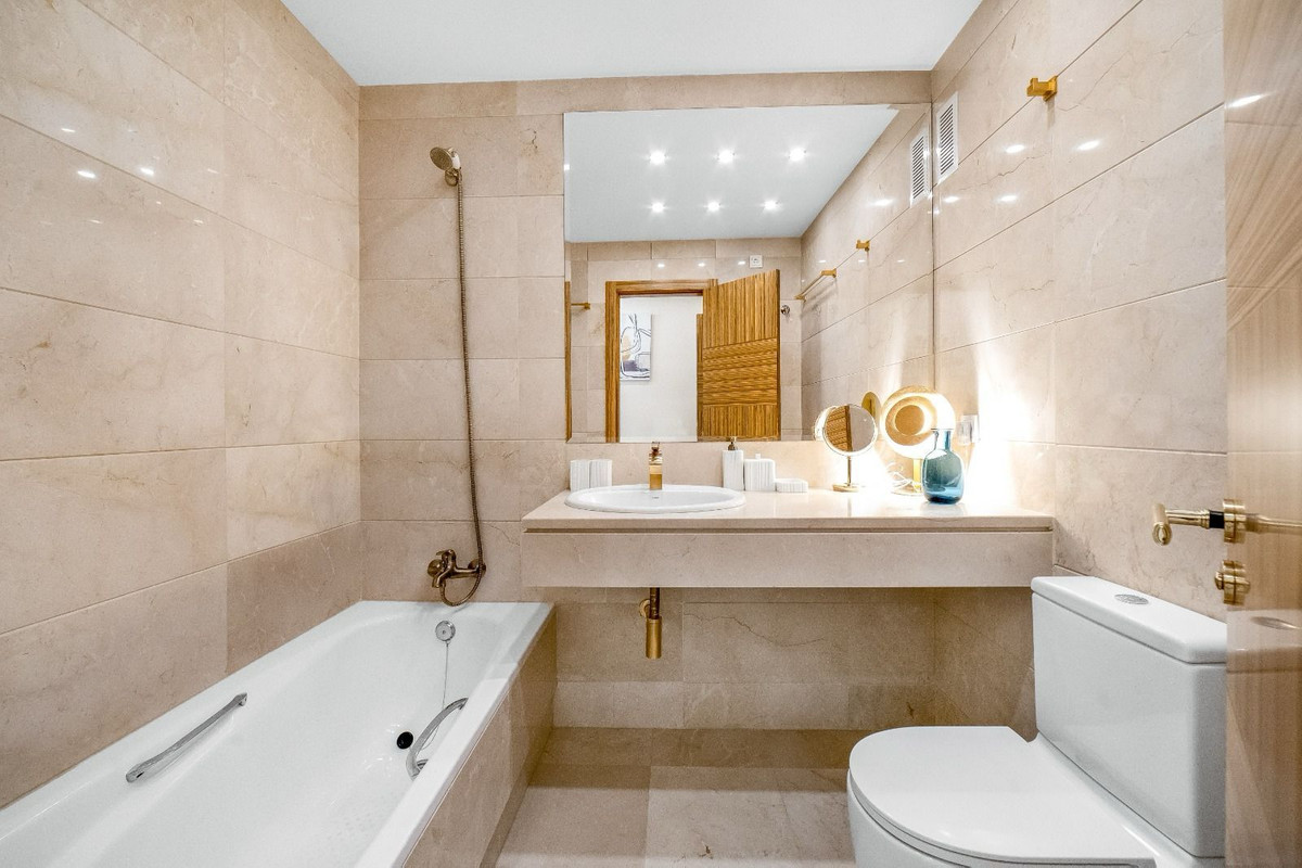 Se vende Apartamento Planta Media de 2 dormitorios en Costa Del Sol, Málaga, España