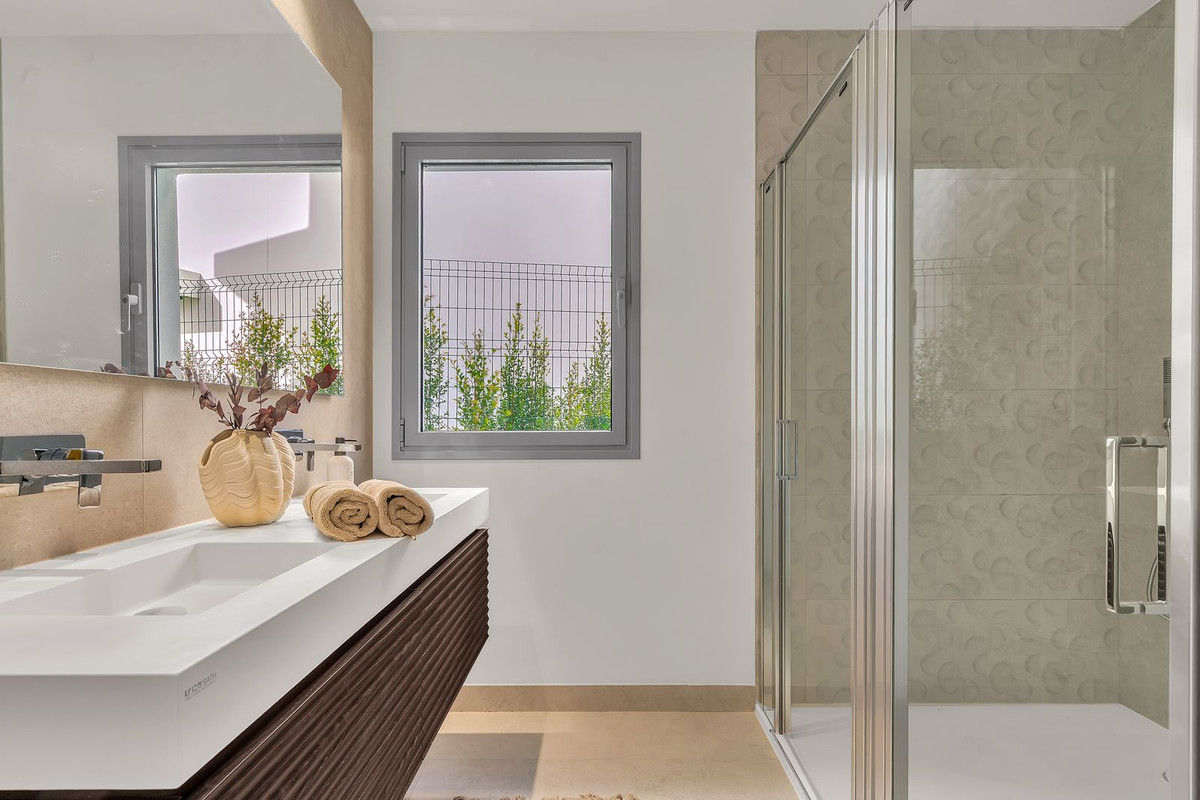 Se vende Apartamento Planta Baja de 4 dormitorios en Costa Del Sol, Málaga, España