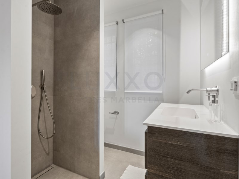 2 Bed Apartment for sale in Benahavís Costa Del Sol, Málaga, Spain