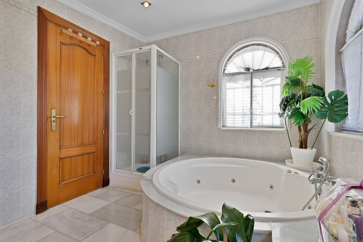 Se vende Villa - Chalet de 4 dormitorios en Costa Del Sol, Málaga, España