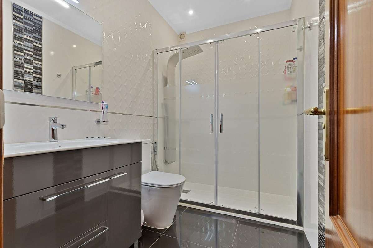 Se vende Villa - Chalet de 4 dormitorios en Costa Del Sol, Málaga, España