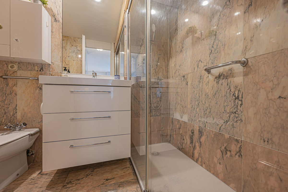 Se vende Apartamento Planta Media de 2 dormitorios en Costa Del Sol, Málaga, España
