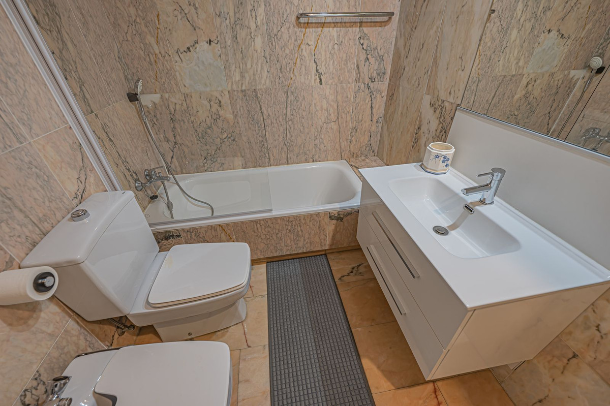 Se vende Apartamento Planta Media de 2 dormitorios en Costa Del Sol, Málaga, España