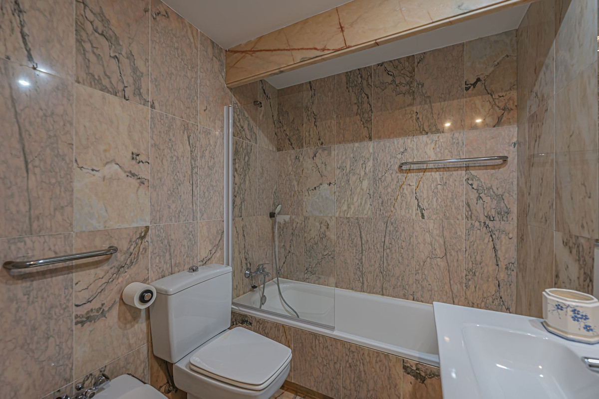 Se vende Apartamento Planta Media de 2 dormitorios en Costa Del Sol, Málaga, España