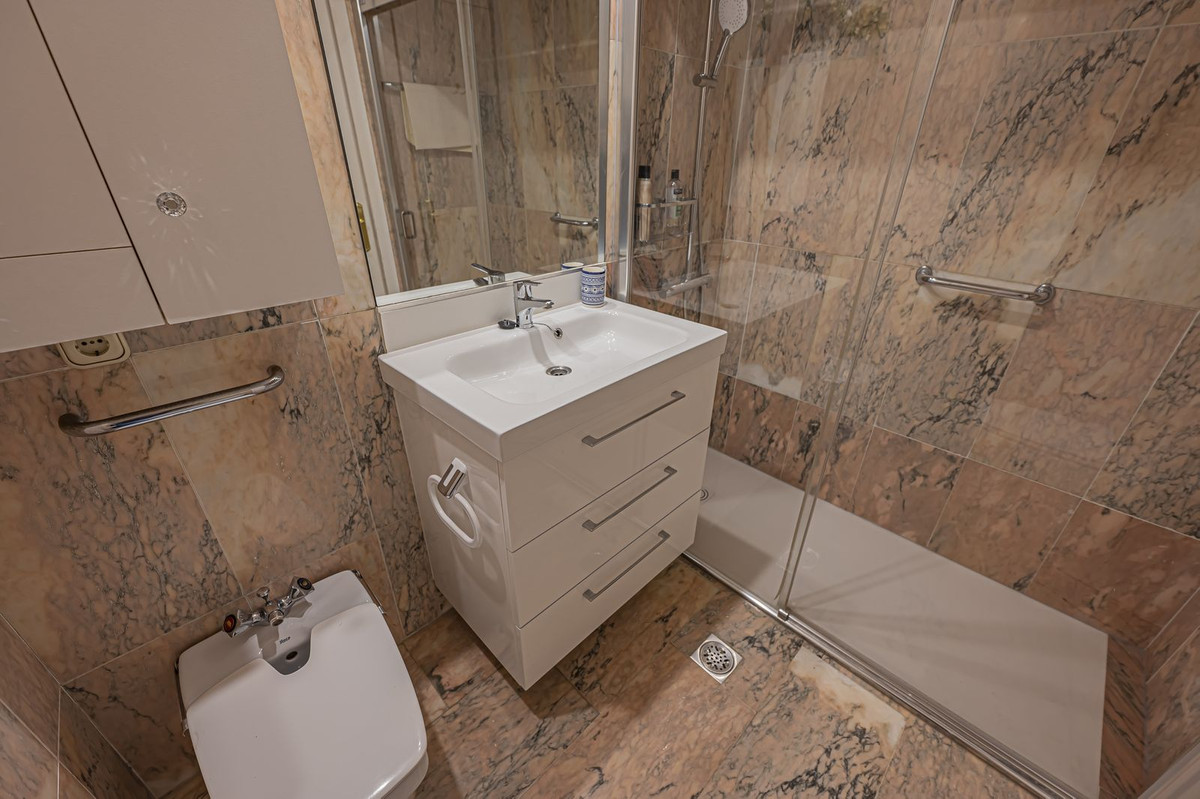 Se vende Apartamento Planta Media de 2 dormitorios en Costa Del Sol, Málaga, España