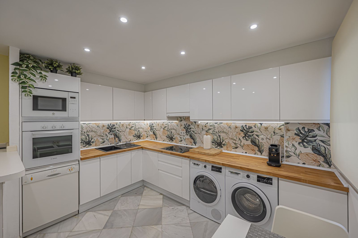 Se vende Apartamento Planta Media de 2 dormitorios en Costa Del Sol, Málaga, España