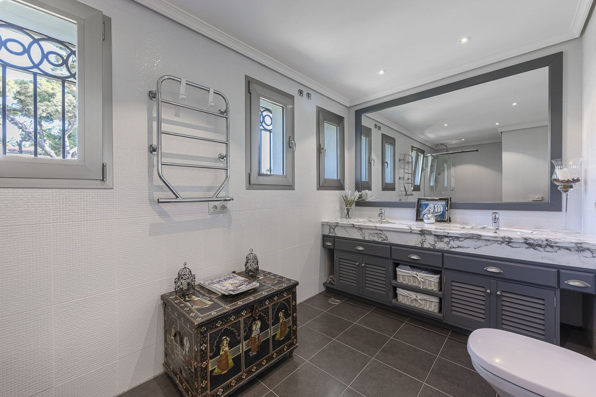 Se vende Villa - Chalet de 5 dormitorios en Costa Del Sol, Málaga, España