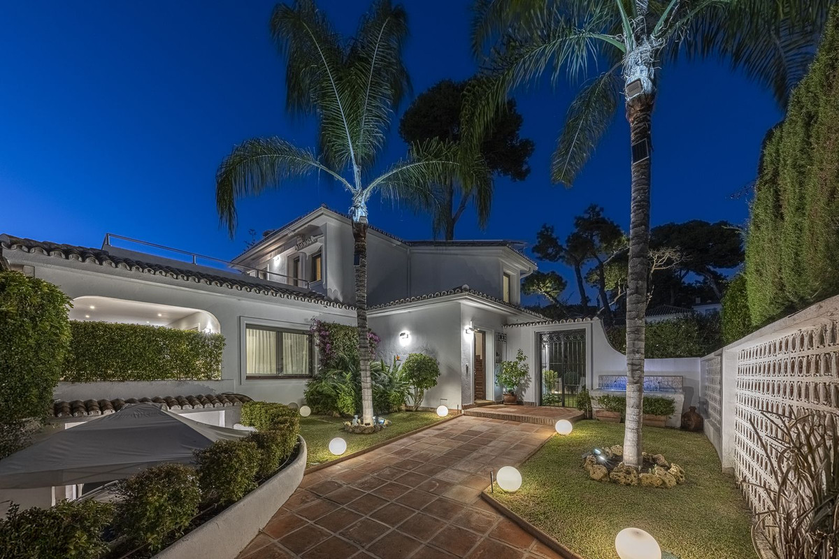Se vende Villa - Chalet de 5 dormitorios en Costa Del Sol, Málaga, España