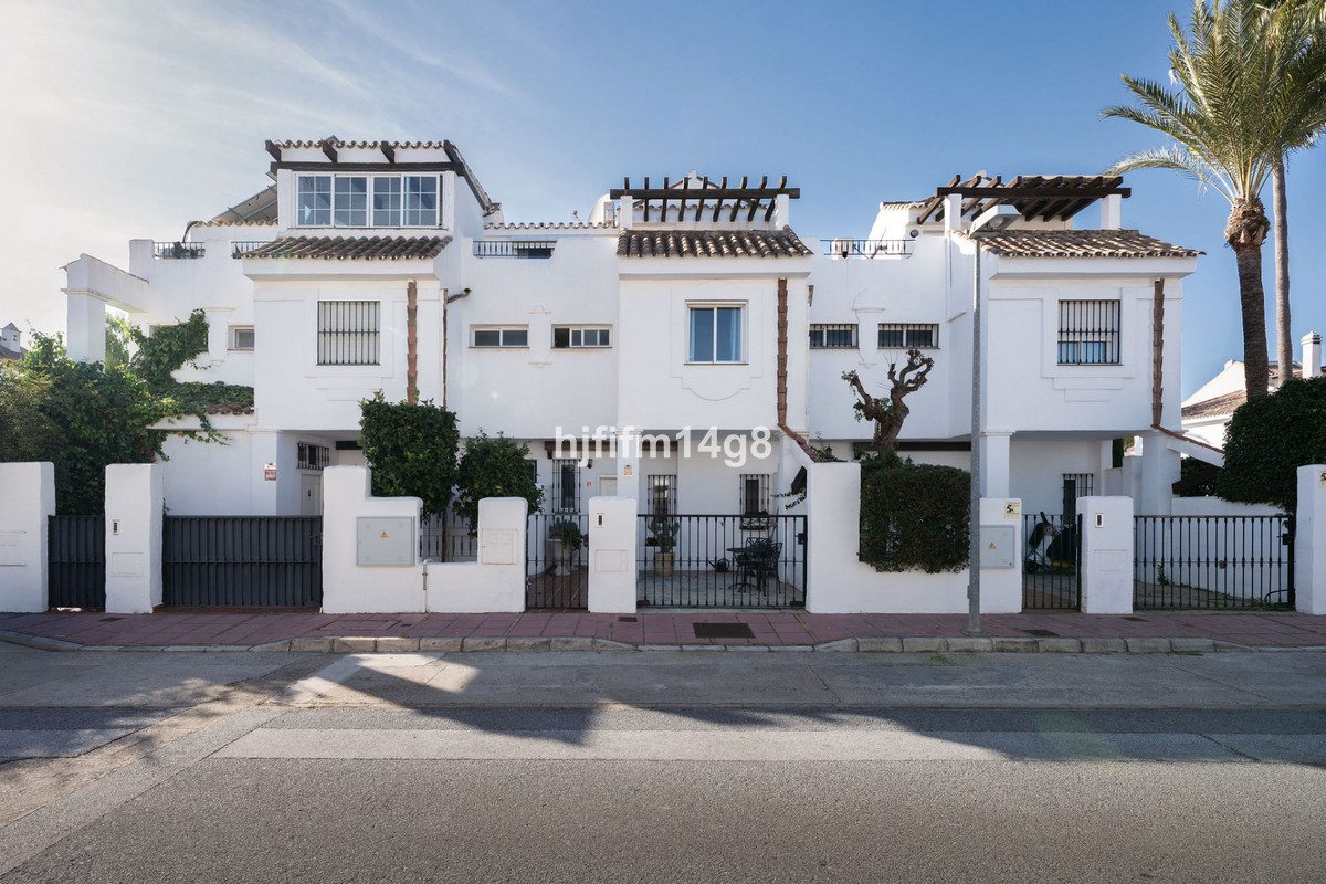 4 Bed Townhouse for sale in Nueva Andalucía Costa Del Sol, Málaga, Spain
