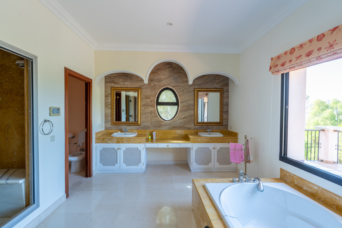 Se vende Villa - Chalet de 8 dormitorios en Costa Del Sol, Málaga, España