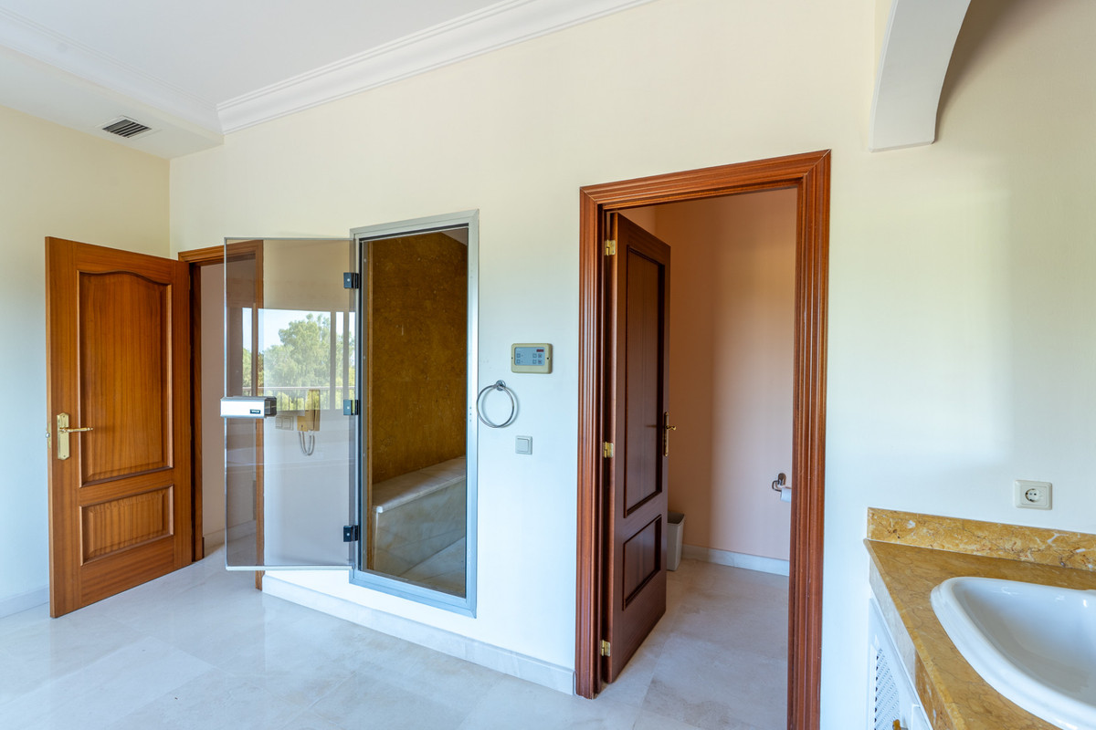Se vende Villa - Chalet de 8 dormitorios en Costa Del Sol, Málaga, España