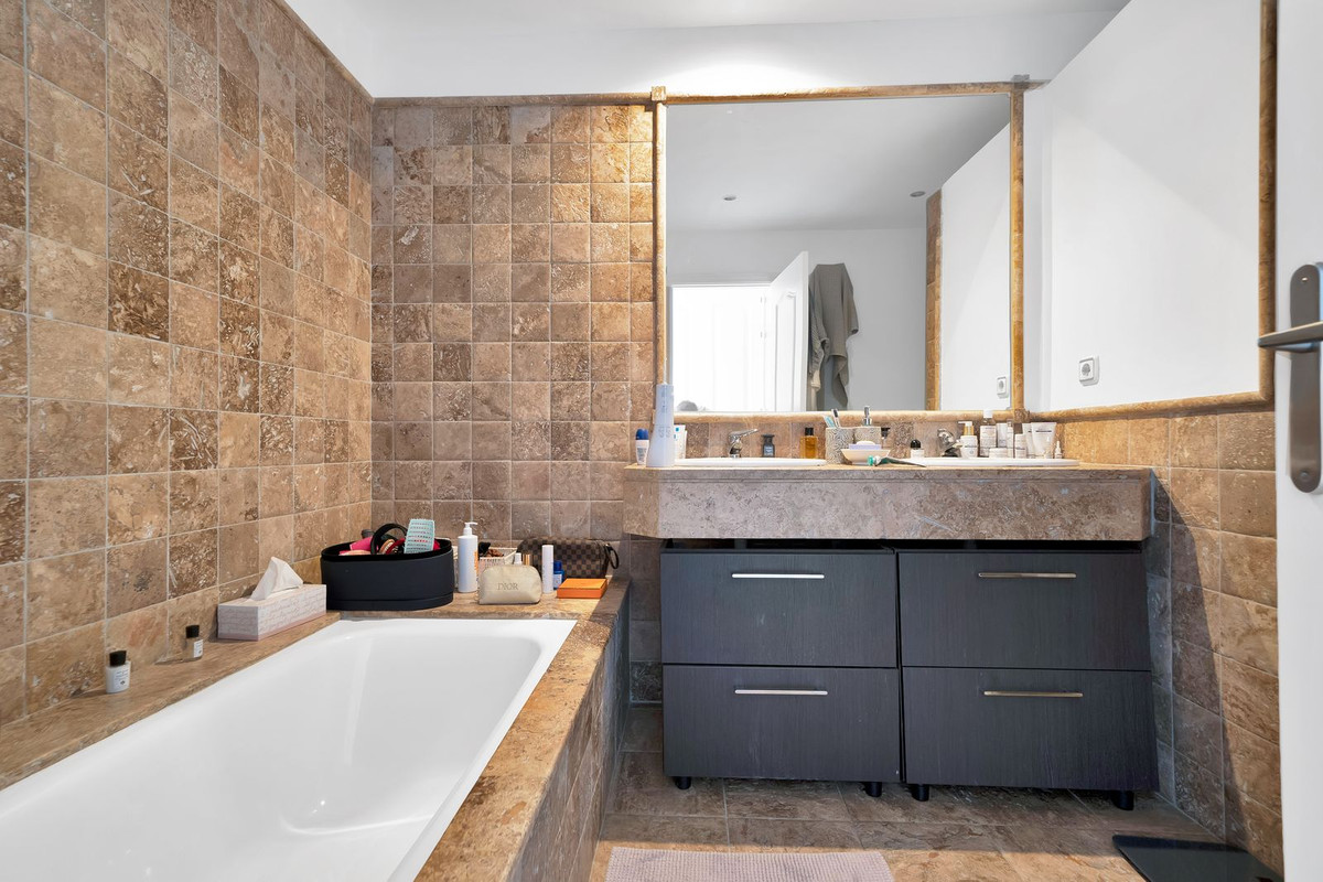 Se vende Apartamento Planta Media de 2 dormitorios en Costa Del Sol, Málaga, España