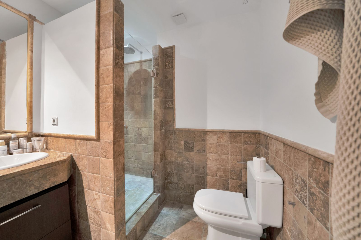 Se vende Apartamento Planta Media de 2 dormitorios en Costa Del Sol, Málaga, España