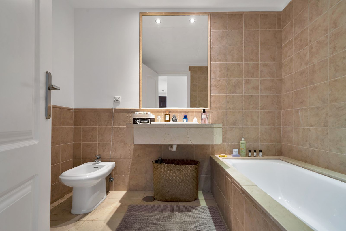 Se vende Apartamento Planta Media de 2 dormitorios en Costa Del Sol, Málaga, España