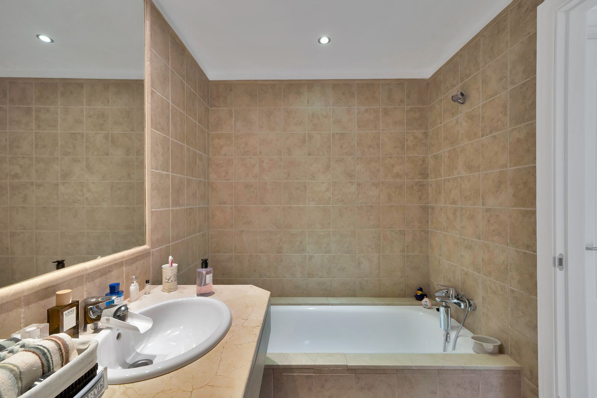 Se vende Apartamento Planta Media de 2 dormitorios en Costa Del Sol, Málaga, España