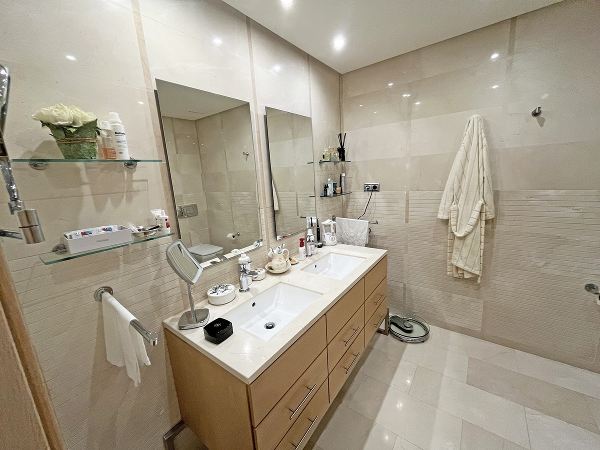 2 Bed Apartment for sale in The Golden Mile Costa Del Sol, Málaga, Spain