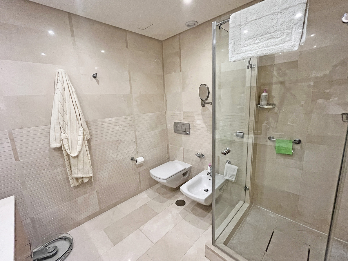 2 Bed Apartment for sale in The Golden Mile Costa Del Sol, Málaga, Spain