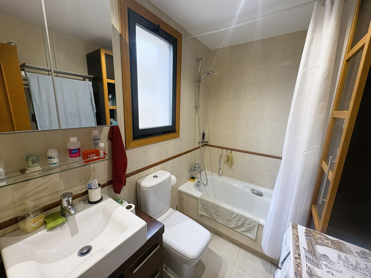 Se vende Apartamento Planta Media de 2 dormitorios en Costa Del Sol, Málaga, España