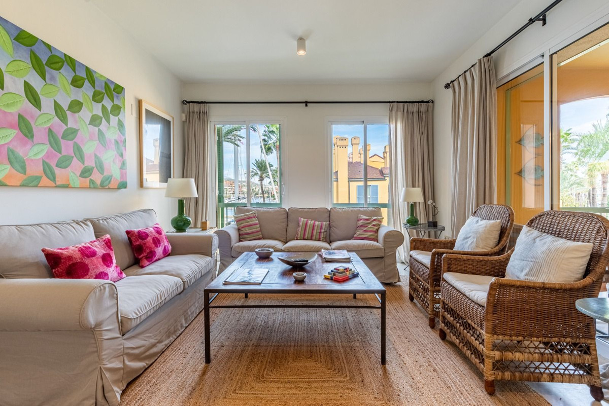 Se vende Apartamento Planta Media de 2 dormitorios en Costa Del Sol, Cadiz, España