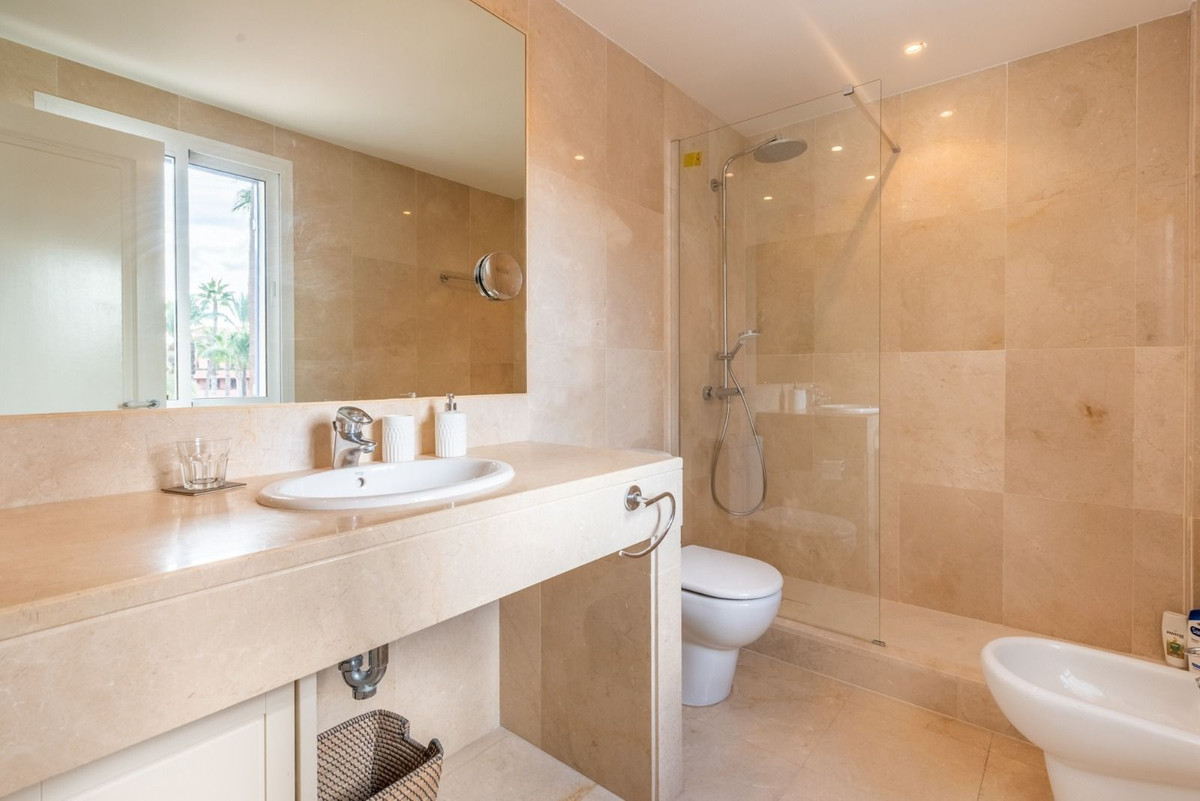 Se vende Apartamento Planta Media de 2 dormitorios en Costa Del Sol, Cadiz, España