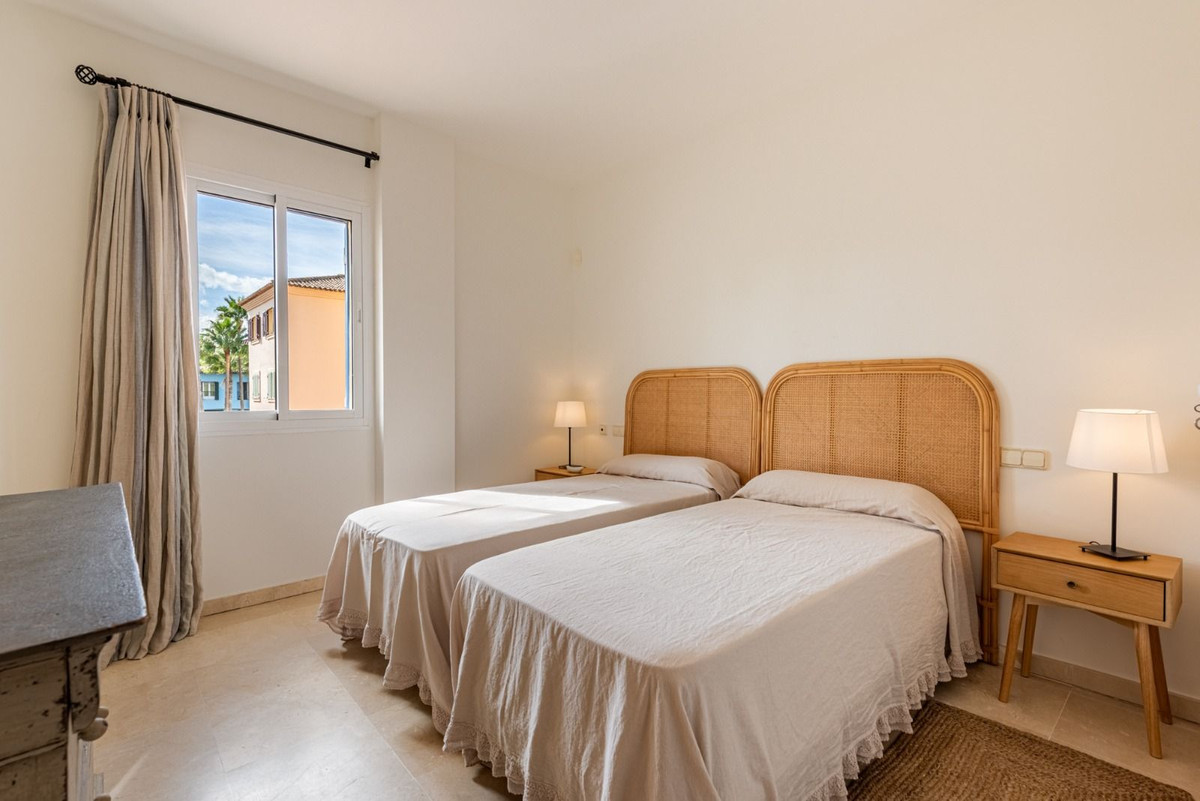 Se vende Apartamento Planta Media de 2 dormitorios en Costa Del Sol, Cadiz, España