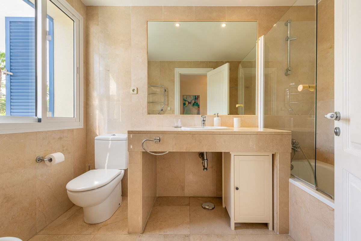 Se vende Apartamento Planta Media de 2 dormitorios en Costa Del Sol, Cadiz, España