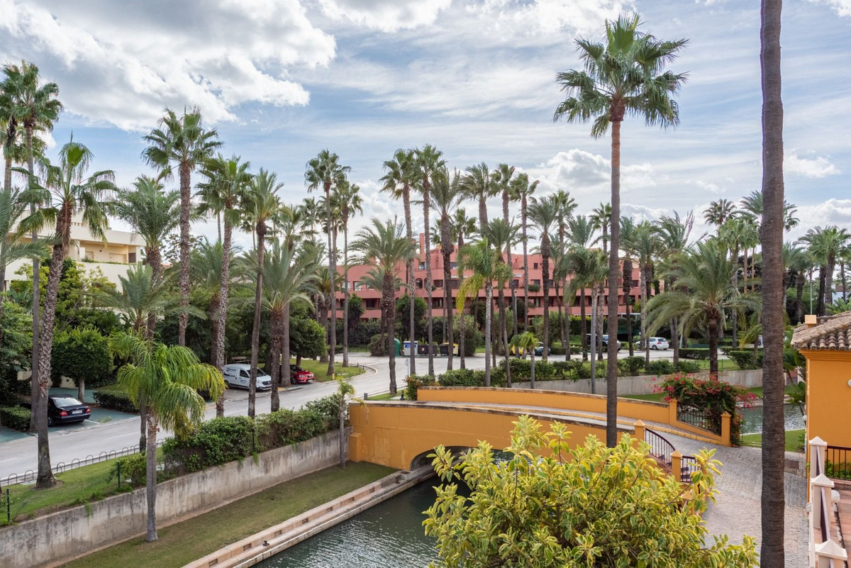 Se vende Apartamento Planta Media de 2 dormitorios en Costa Del Sol, Cadiz, España