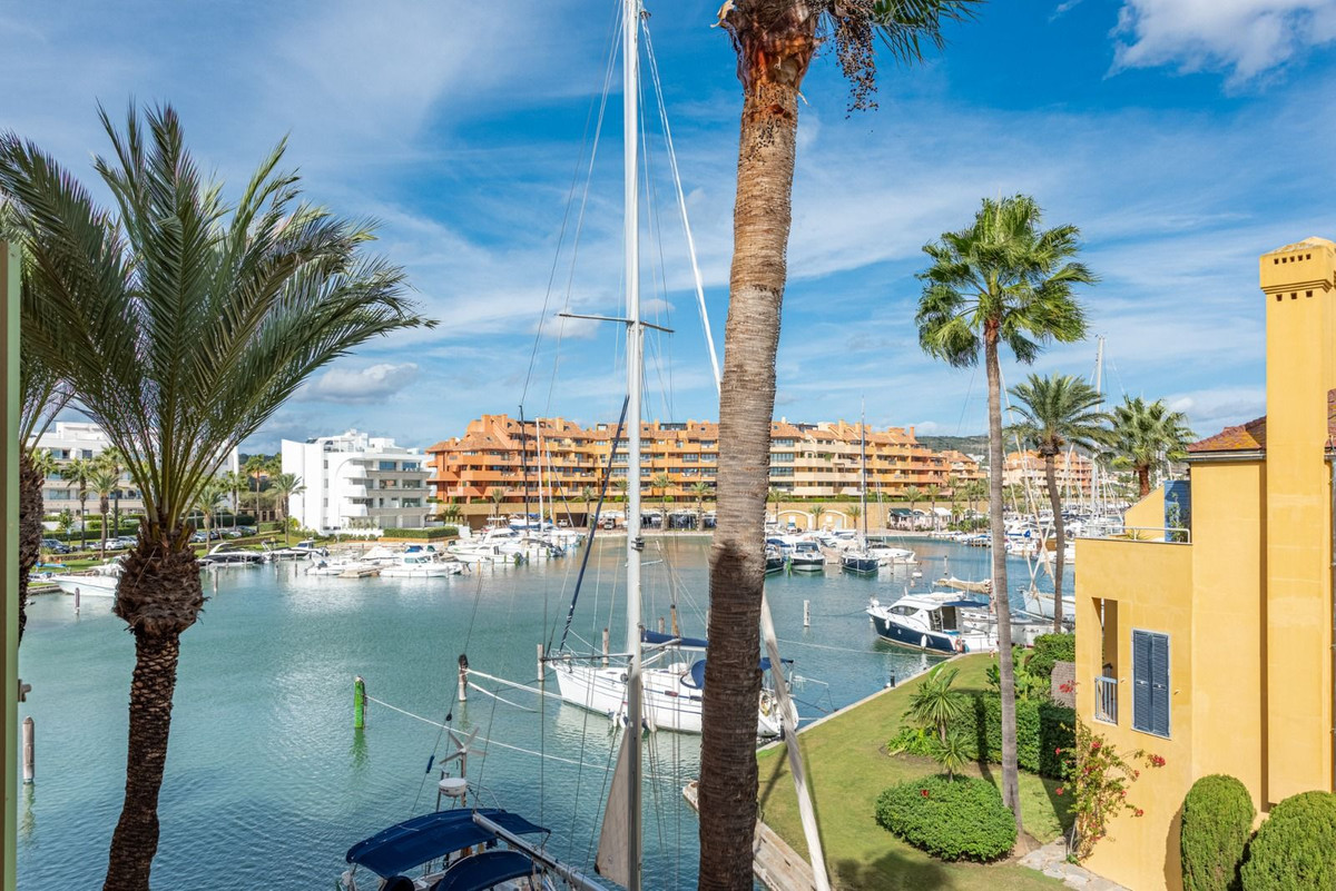 Se vende Apartamento Planta Media de 2 dormitorios en Costa Del Sol, Cadiz, España