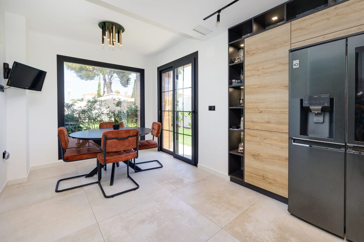5 Bed Townhouse for sale in Torrevieja Costa Blanca, Alicante, Spain