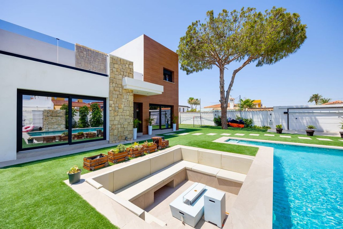 5 Bed Townhouse for sale in Torrevieja Costa Blanca, Alicante, Spain