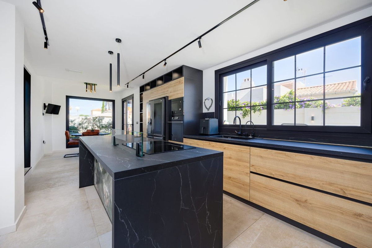5 Bed Townhouse for sale in Torrevieja Costa Blanca, Alicante, Spain