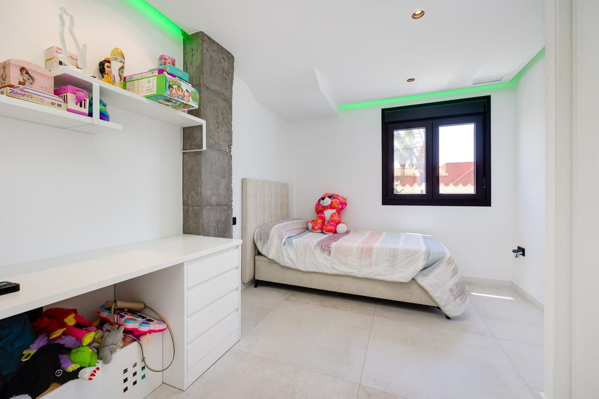 5 Bed Townhouse for sale in Torrevieja Costa Blanca, Alicante, Spain