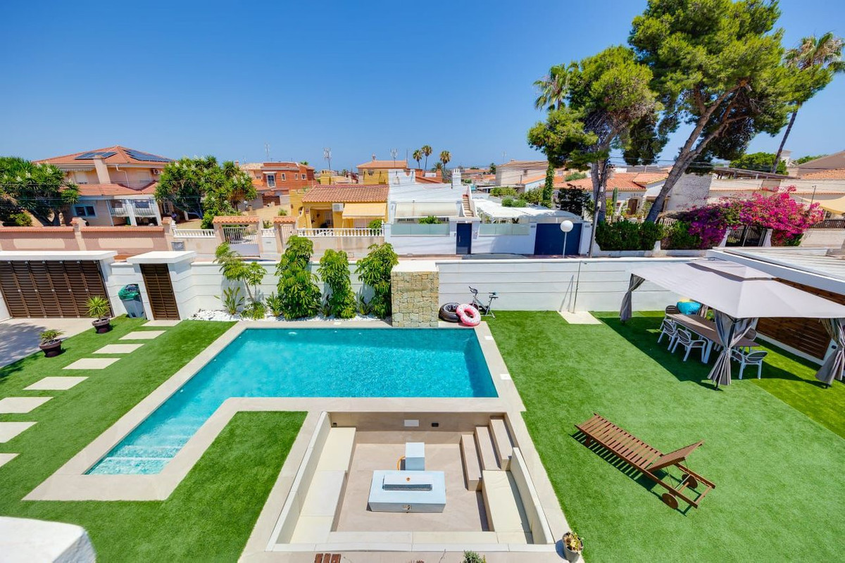 5 Bed Townhouse for sale in Torrevieja Costa Blanca, Alicante, Spain