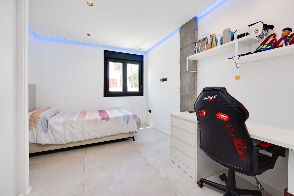 5 Bed Townhouse for sale in Torrevieja Costa Blanca, Alicante, Spain