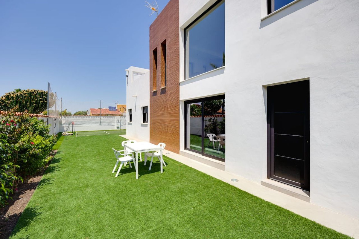 5 Bed Townhouse for sale in Torrevieja Costa Blanca, Alicante, Spain