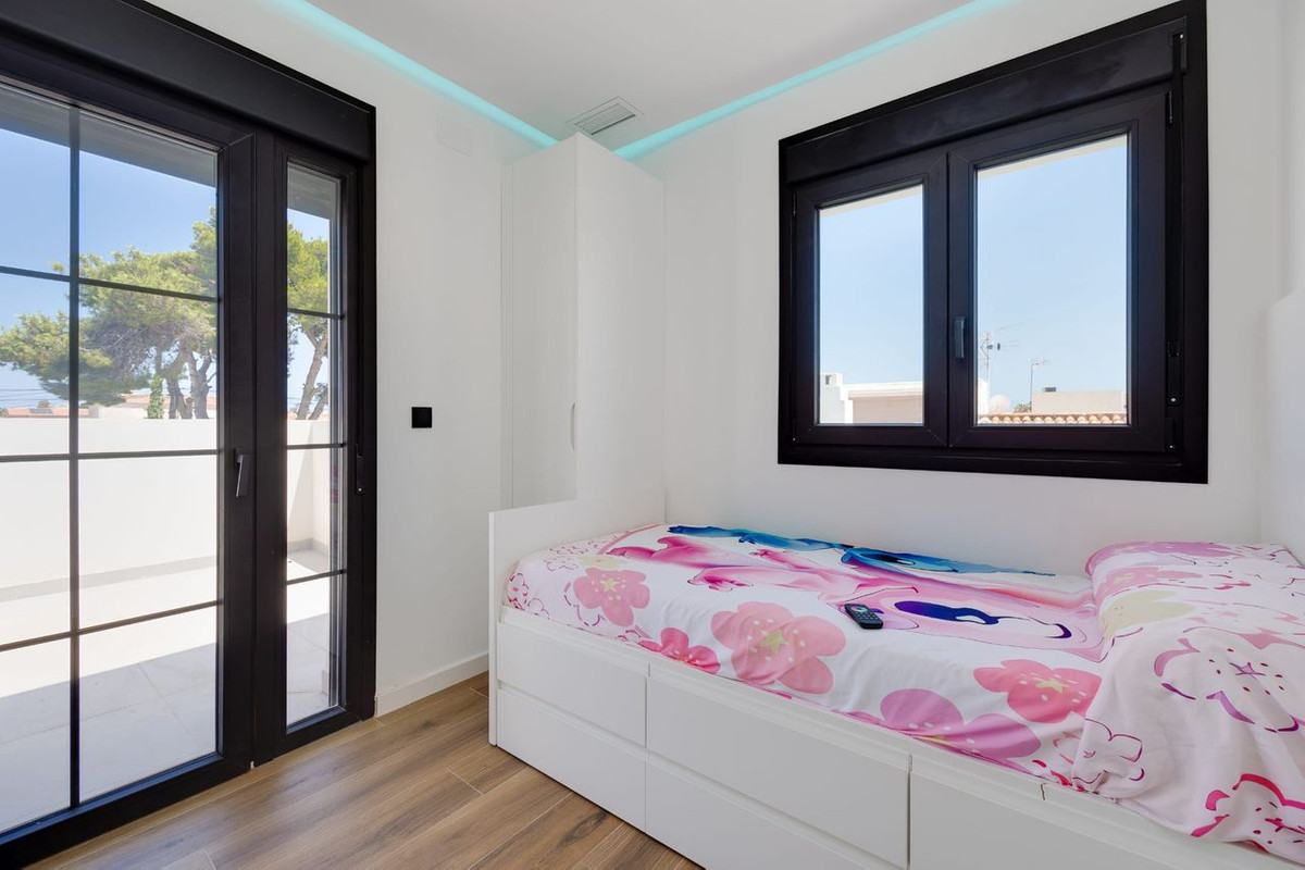 5 Bed Townhouse for sale in Torrevieja Costa Blanca, Alicante, Spain