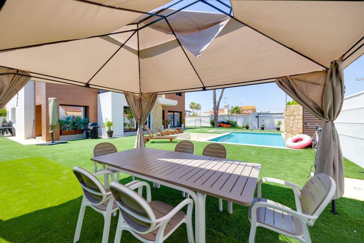 5 Bed Townhouse for sale in Torrevieja Costa Blanca, Alicante, Spain